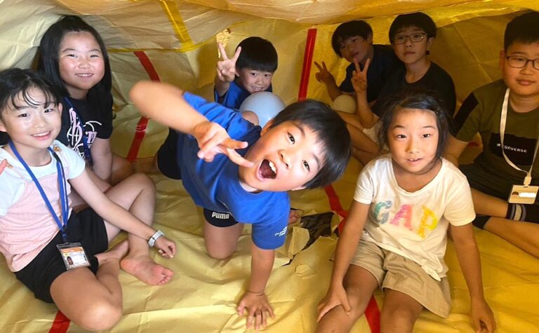 ジュニアキャンプ　空気幕構造　サイエンス実験の様子
