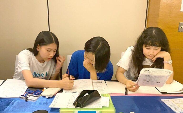 ジュニアキャンプ　夜の日本の課題、宿題の様子