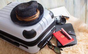 旅行用のスーツケースとパスポートなどの荷物