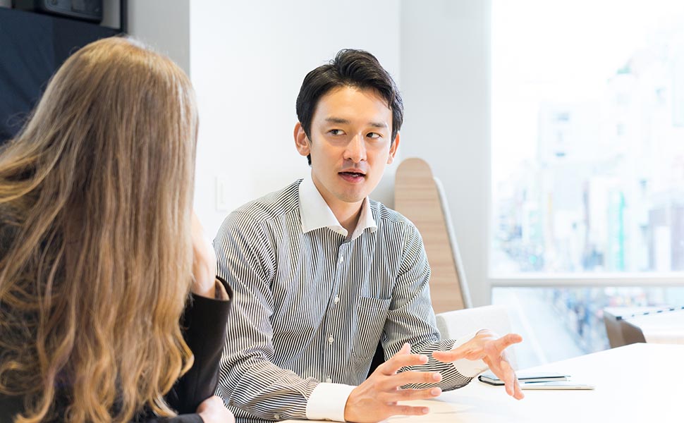 留学生と英語で面談する大学教員